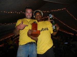 Fabi und Aaron mit der Trophäe für den Spiritpreis Das Team Zamtilligent erreicht den 6. Platz von 16 Teams