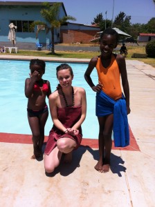 Nchimunya, Choolwe und ich im Freibad von Lusaka